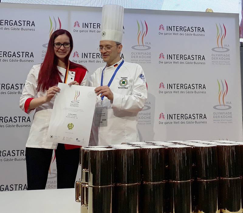 Tři zlaté medaile přivezly novopacké cukrářky ze světové olympiády v německém Stuttgartu. Opět tak úspěšně prezentovaly Střední školu gastronomie a služeb Nová Paka.