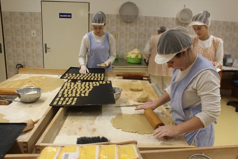 V novopacké cukrářské dílně Střední školy gastronomie a služeb zahájili výrobu vánočního cukroví. Odhadem tu vyexpedují 1800 kilogramů dobrot.