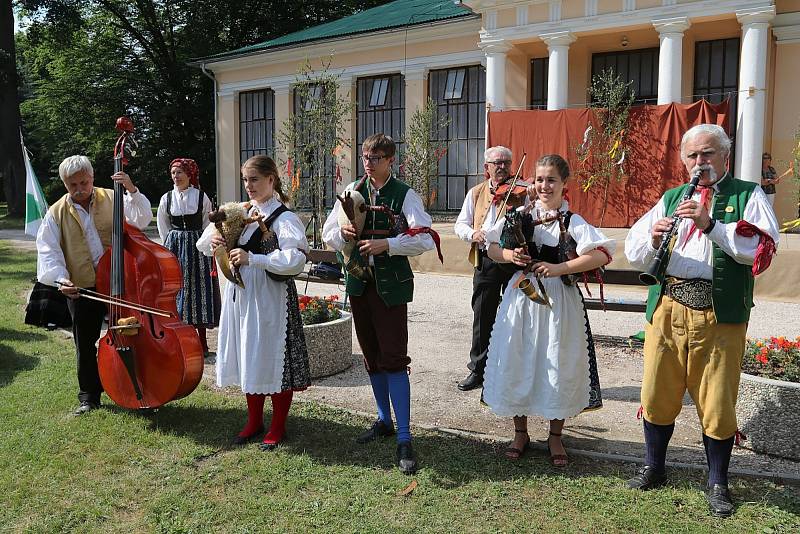 Folklor jižní Moravy, severní Moravy, jižních Čech, severovýchodních Čech, Vysočiny a Podkrkonošský. Představily se tradice Slovenska, Portugalska, Lotyšska a Holandska.