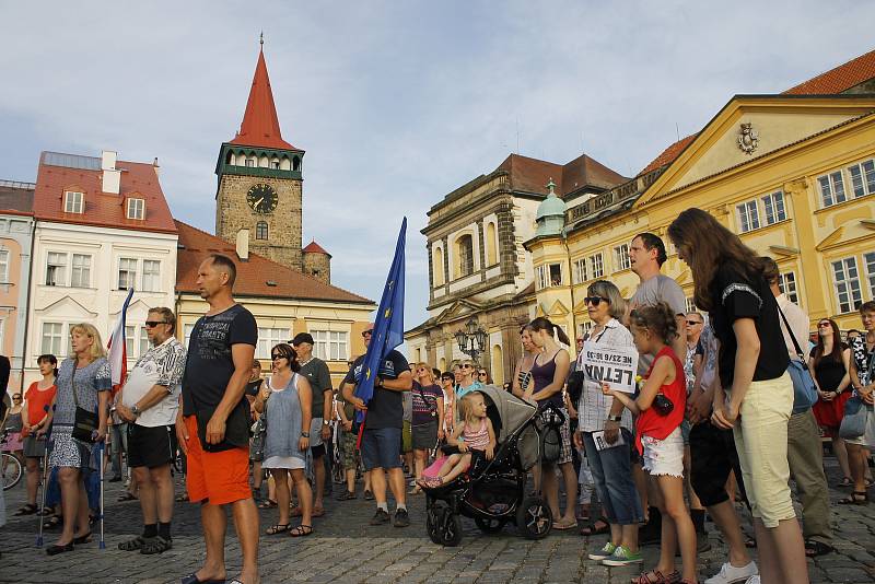 Na demonstraci proti Andreji Babišovi přišlo v Jičíně pět set lidí.