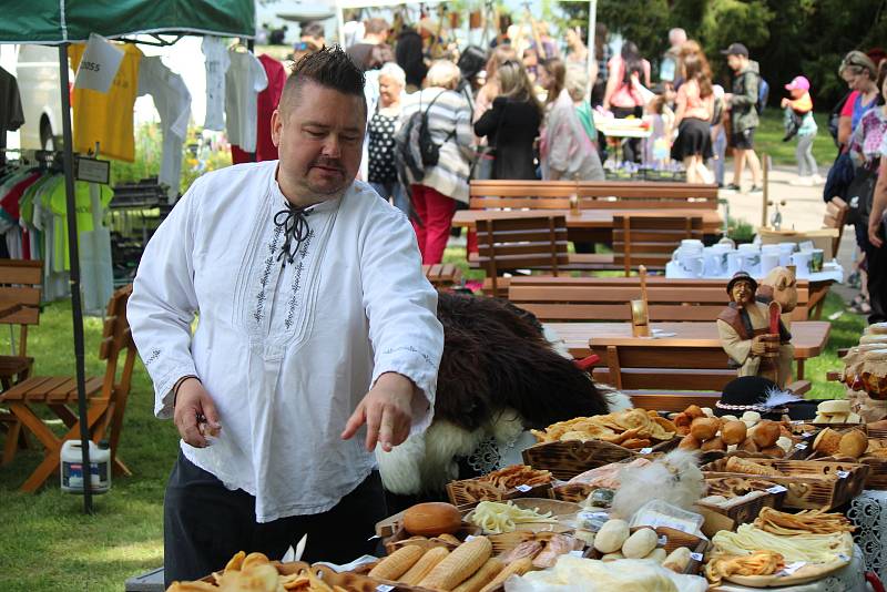 Podle organizátorů z kopidlenské Střední zahradnické školy sice přišlo o něco méně lidí, než obvykle, přesto se ale letošní Kvítek, i když netypicky na jaře, vydařil.