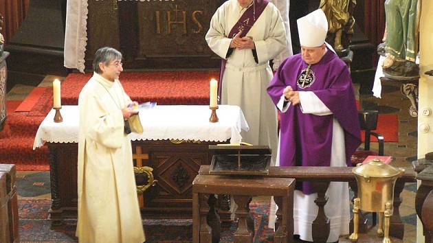 Mons. Dominik Duka v kostele v Nemyčevsi, vzadu jáhen ing. Čeněk Strašík.