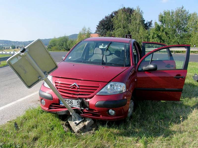 Čtyřiatřicetiletá řidička osobním jela vozidlem Citroën C3 na obchvatu Jičína, nezvládla řízení a vjela mimo komunikaci, kde narazila do dvou dopravních značek, které poškodila. Ke zranění nedošlo, škoda činí 45 tisíc korun.