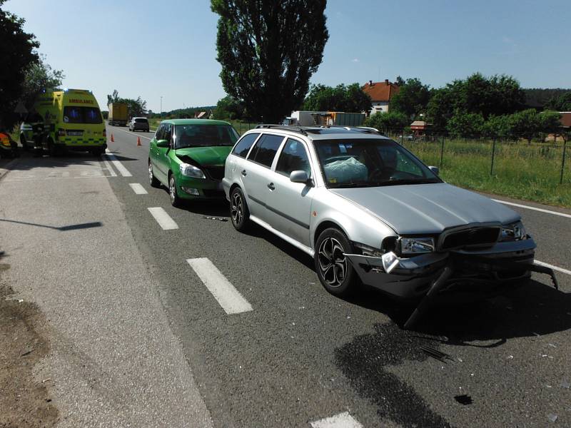 Nepozornost stála za dopravní nehodou tří aut u autobusové zastávky v Holovousích.