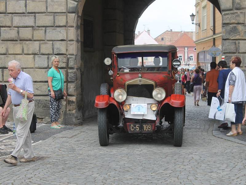 Veteránem Českým rájem - odjezd veteránů.