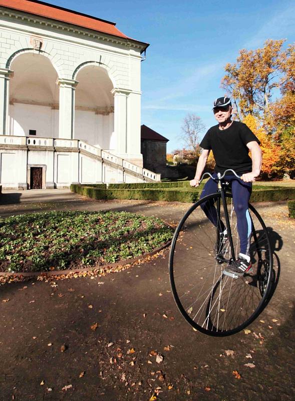 Antonín Jedlička na dobovém velocipédu.