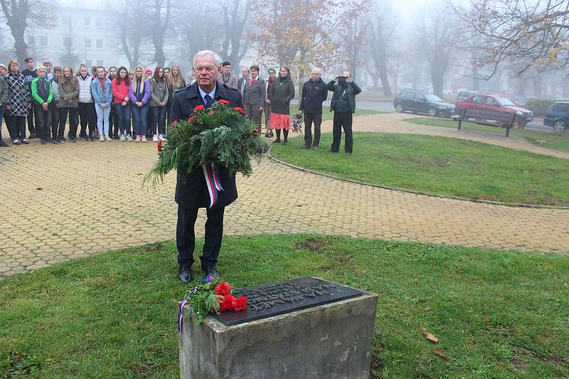 Veřejnost, žáci ZŠ Husova a představitelé města Jičín si připomněli Den vzniku samostatného československého státu.