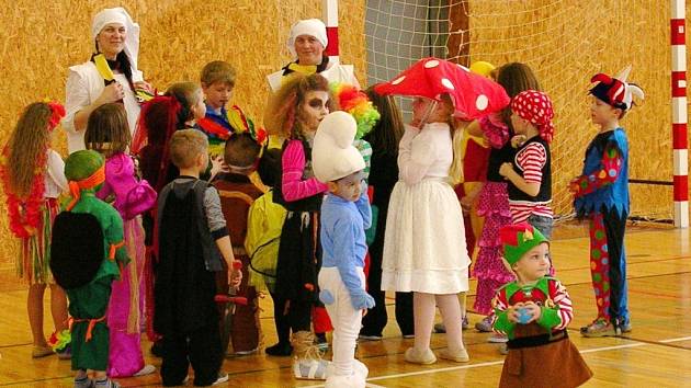 Maškarní karneval v kopidlenské sportovní hale.