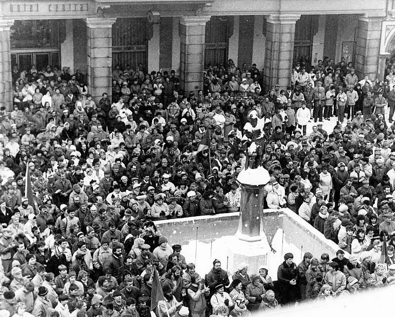 Snímky Zdeňka Kudrnáče zachycují generální stávku 27. listopadu 1989 v Nové Pace na Gottwaldově náměstí.