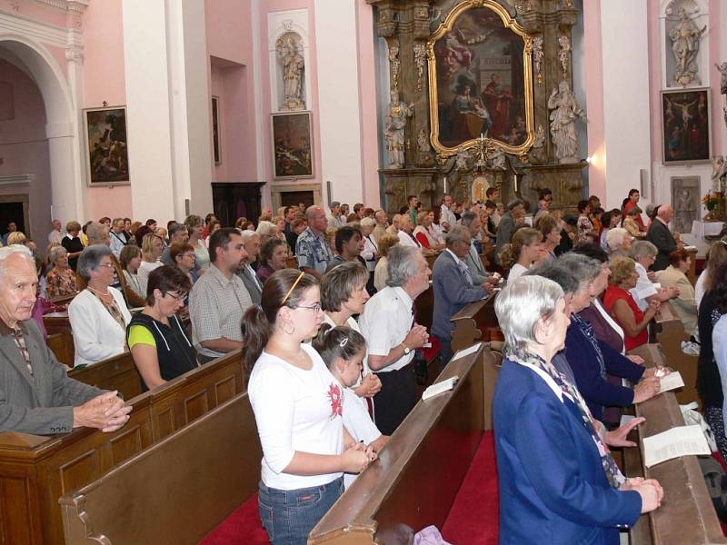 Pawel Szumilas při poslední bohoslužbě v jičínském kostele sv. Jakuba.