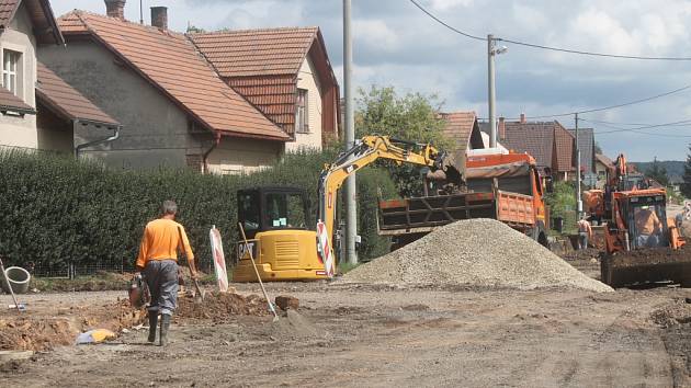 Oprava silnice v Butovsi.
