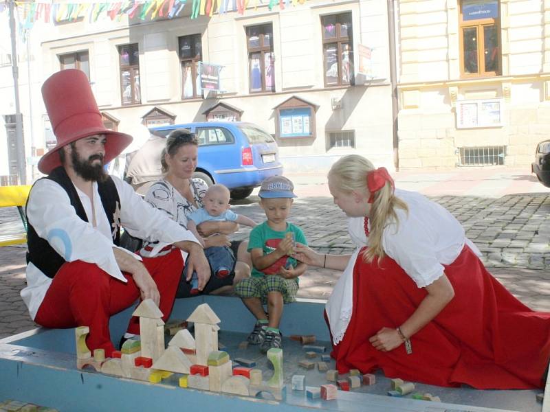 Rumcajs a Manka si na kostkovišti hrají s dětmi.