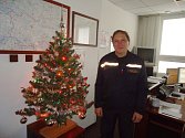 Vánoční výzdoby, včetně stromku, se na jičínské hasičské stanici dočkalo dokonce i operační středisko.  