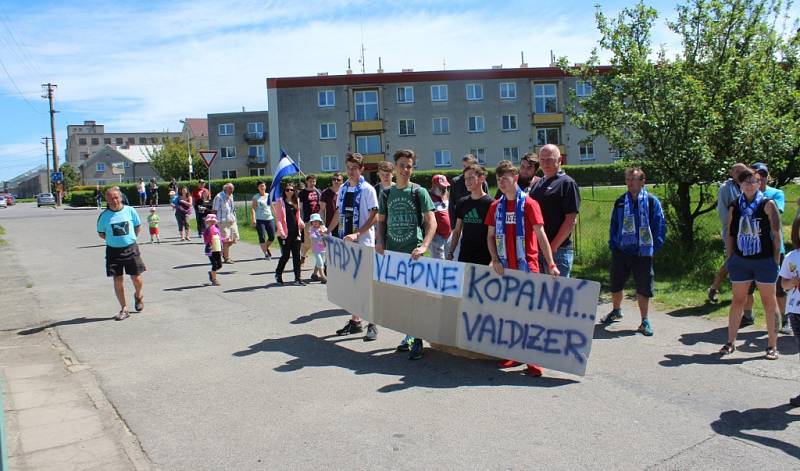 Valdičtí sportovci a jejich příznivci vyjádřili poklidnou demonstrací svůj nesouhlas s tím, že přicházejí o sportovní areál.