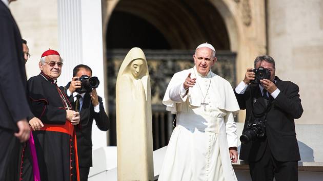 Papež František měl při generální audienci na náměstí svatého Petra v Římě po svém boku nejen unikátní dar v podobě sochy Svaté Anežky České, ale také českého kardinála Miloslava Vlka.