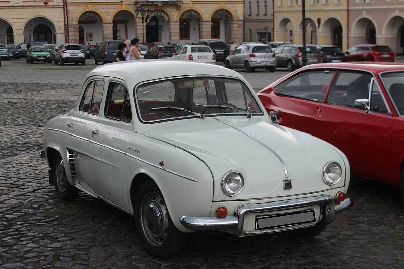 Příznivci přivezli na sraz nejrůznější modely Renaultů od těch nejstarších po úplně nové.