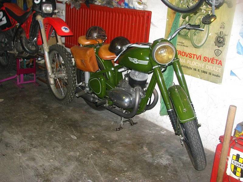 Tři historické motocykly zmizely z garáže na okraji města.
