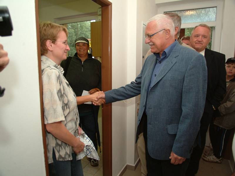 Prezident Václav Klaus návštěvou na Volejbalové Dřevěnici roku 2005.