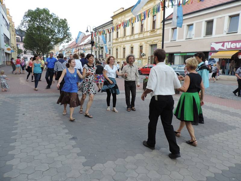 Moderní country tance v centru Jičína - setkání XXI. Řáholecký ryneček.