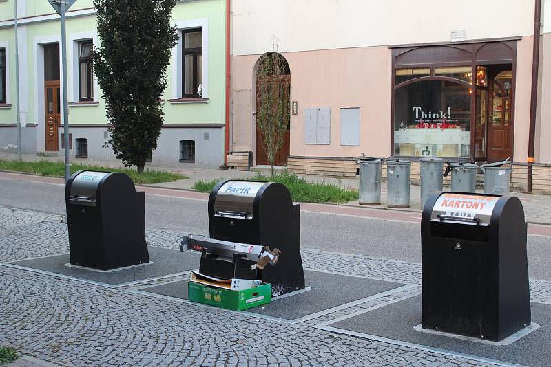 Hnízdo podzemních kontejnerů v Tyršově ulici.