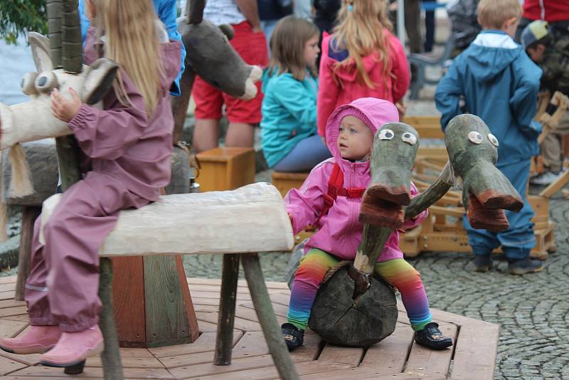 Staročeská pouť a řemeslný jarmark oživily o posledním prázdninovém víkendu peckovské náměstí.