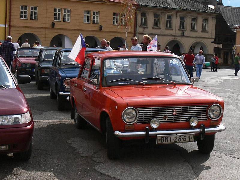 Ze srazu automobilů Lada, zastávka na soboteckém náměstí.