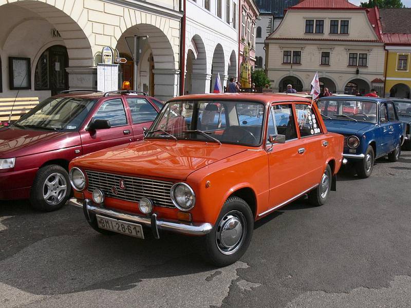 Ze srazu automobilů Lada, zastávka na soboteckém náměstí.