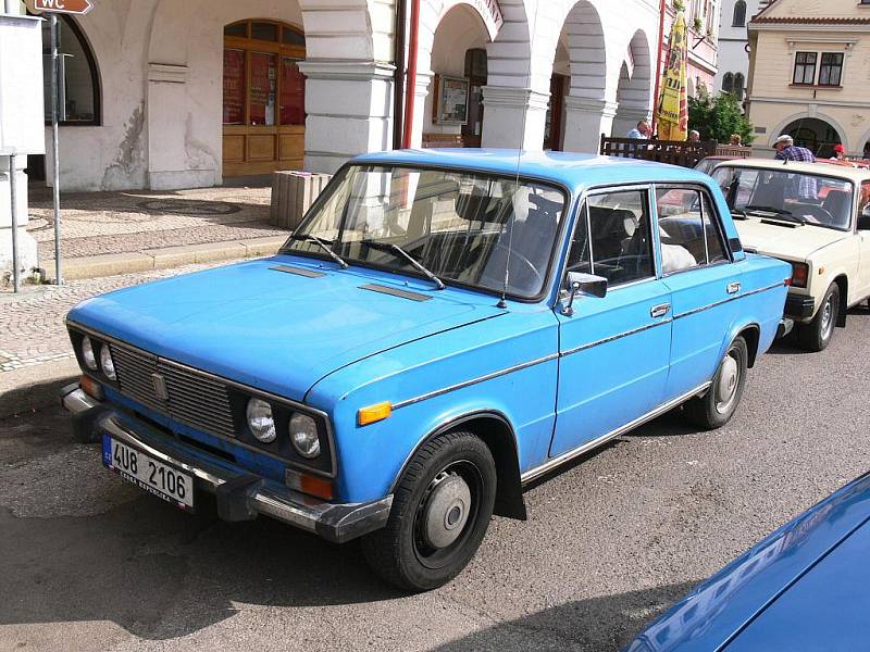 Ze srazu automobilů Lada, zastávka na soboteckém náměstí.