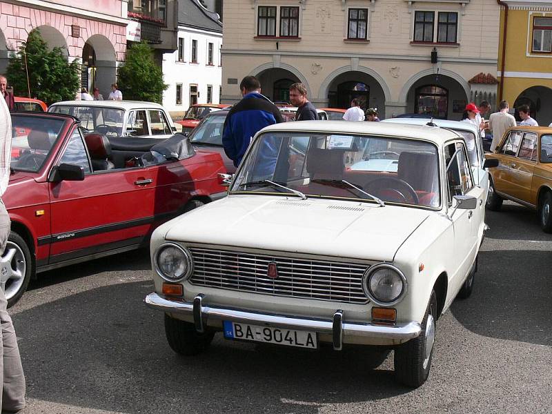 Ze srazu automobilů Lada, zastávka na soboteckém náměstí.