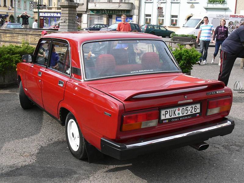 Ze srazu automobilů Lada, zastávka na soboteckém náměstí.