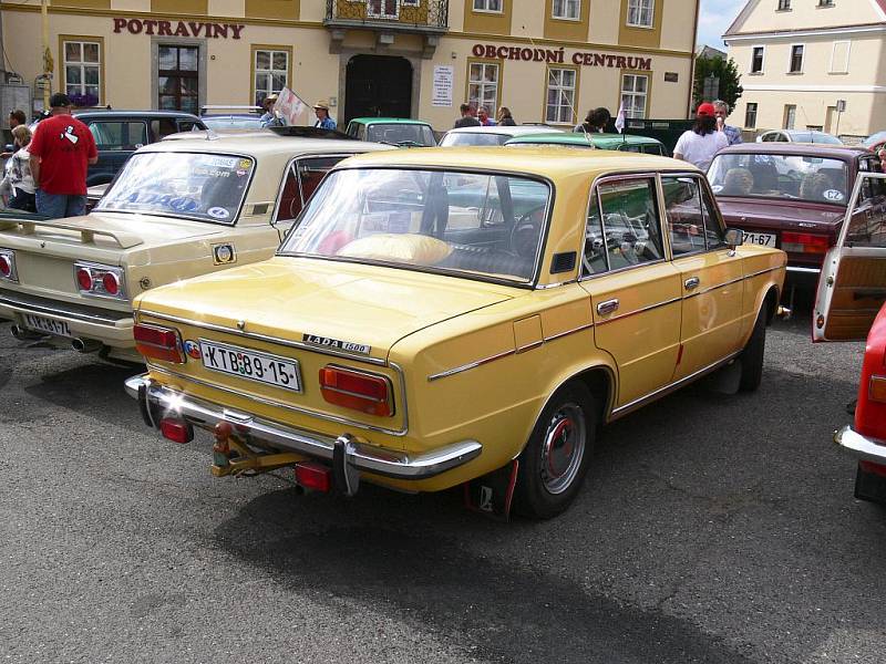 Ze srazu automobilů Lada, zastávka na soboteckém náměstí.