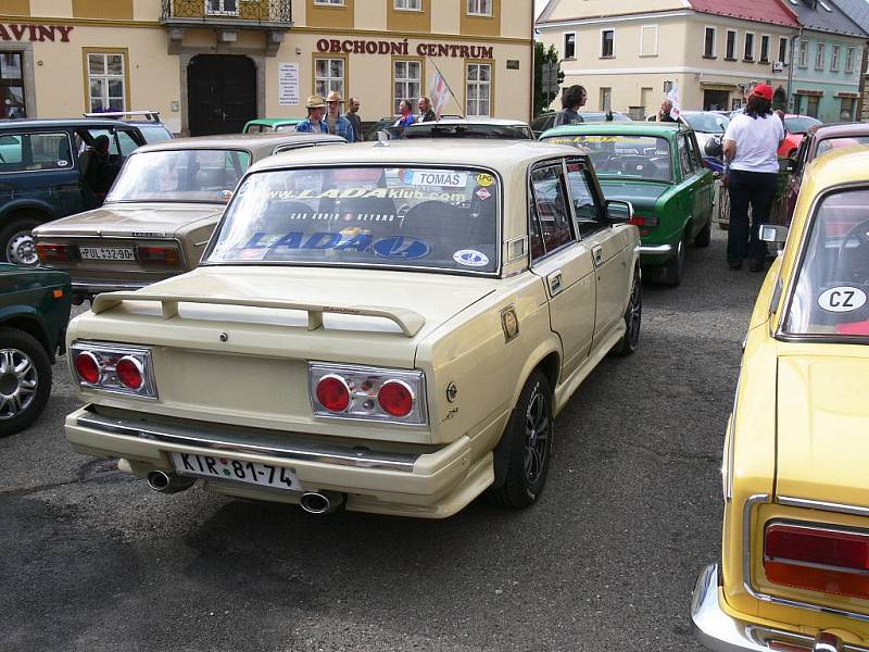 Ze srazu automobilů Lada, zastávka na soboteckém náměstí.