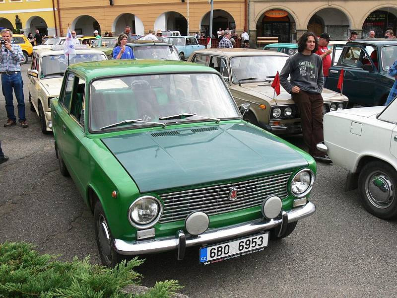 Ze srazu automobilů Lada, zastávka na soboteckém náměstí.