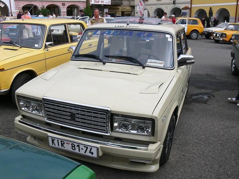 Ze srazu automobilů Lada, zastávka na soboteckém náměstí.