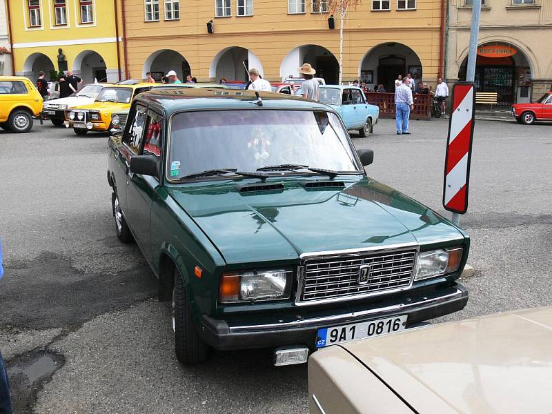 Ze srazu automobilů Lada, zastávka na soboteckém náměstí.