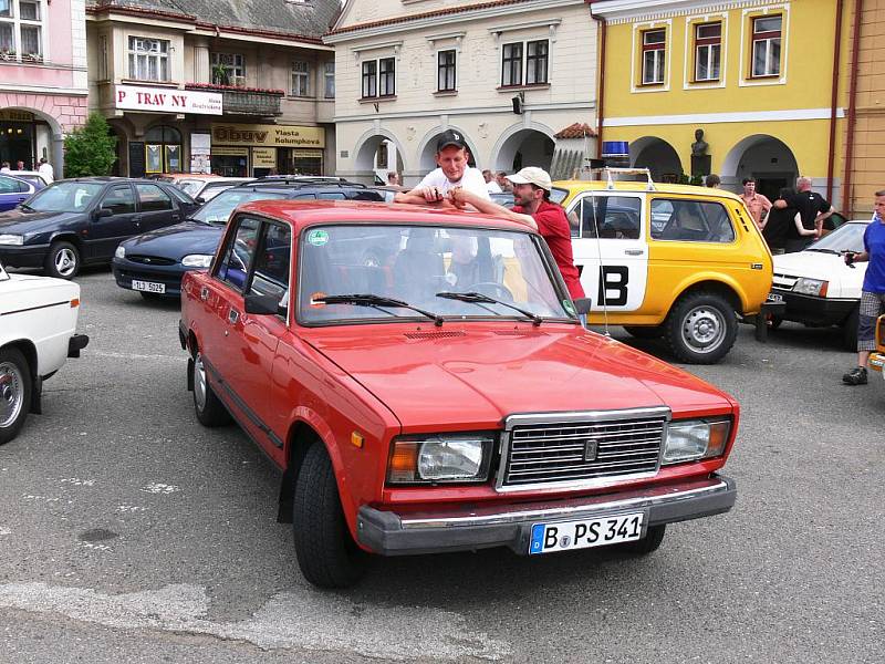 Ze srazu automobilů Lada, zastávka na soboteckém náměstí.