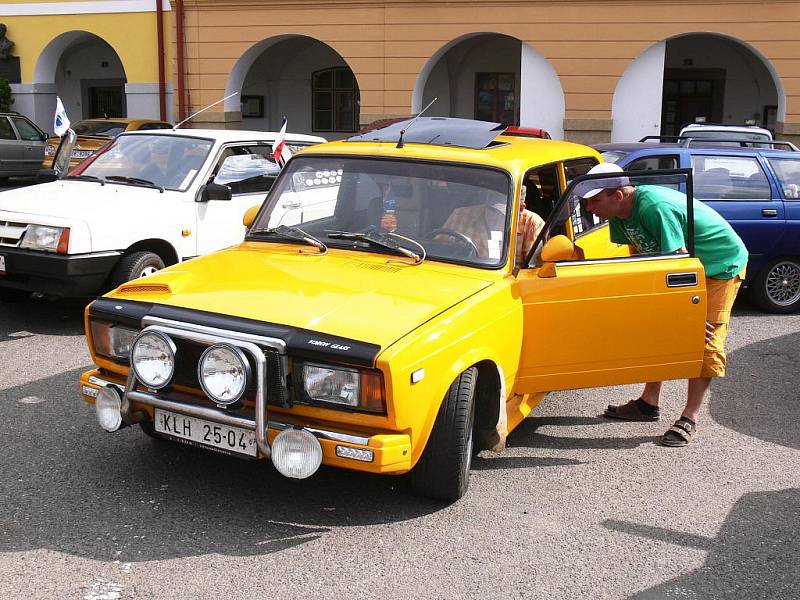 Ze srazu automobilů Lada, zastávka na soboteckém náměstí.