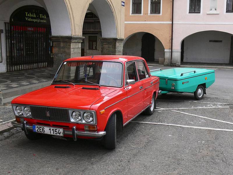 Ze srazu automobilů Lada, zastávka na soboteckém náměstí.