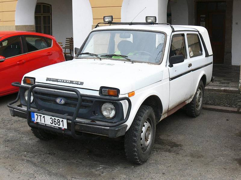 Ze srazu automobilů Lada, zastávka na soboteckém náměstí.