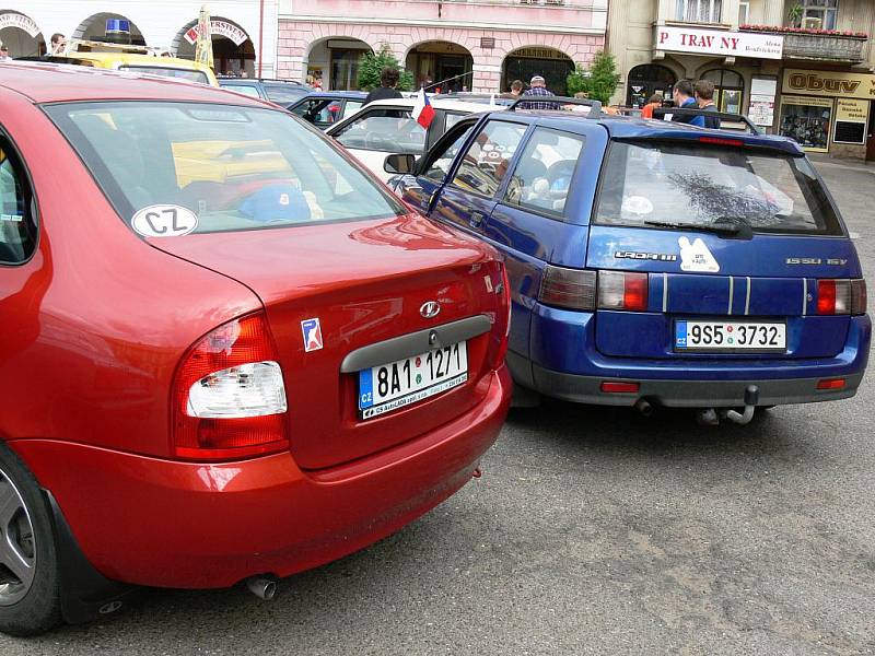 Ze srazu automobilů Lada, zastávka na soboteckém náměstí.