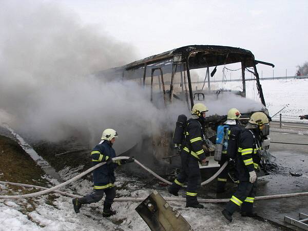 U Chlumce hořel autobus.