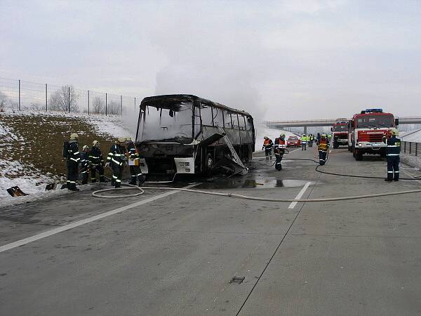 U Chlumce hořel autobus.