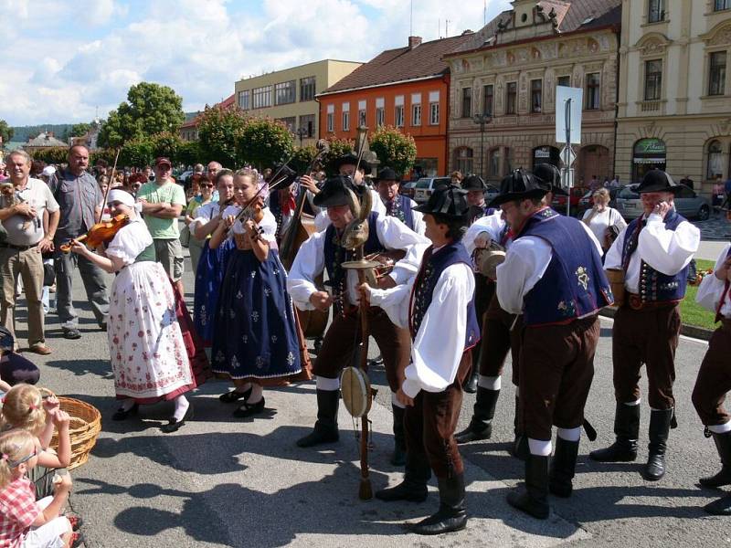 Z bělohradských Slavností písní a tanců Pod Zvičinou.