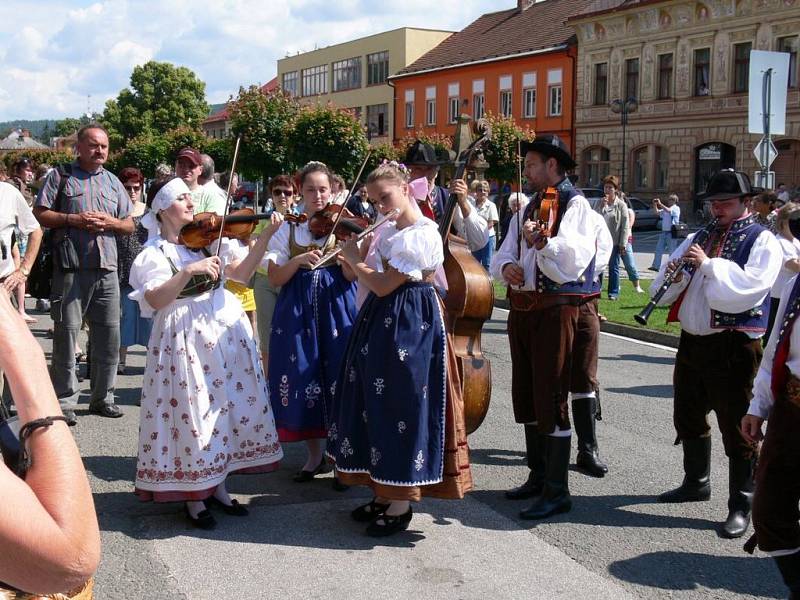 Z bělohradských Slavností písní a tanců Pod Zvičinou.