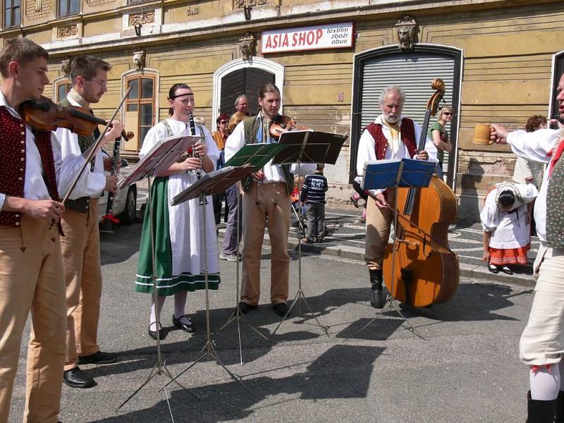 Z bělohradských Slavností písní a tanců Pod Zvičinou.