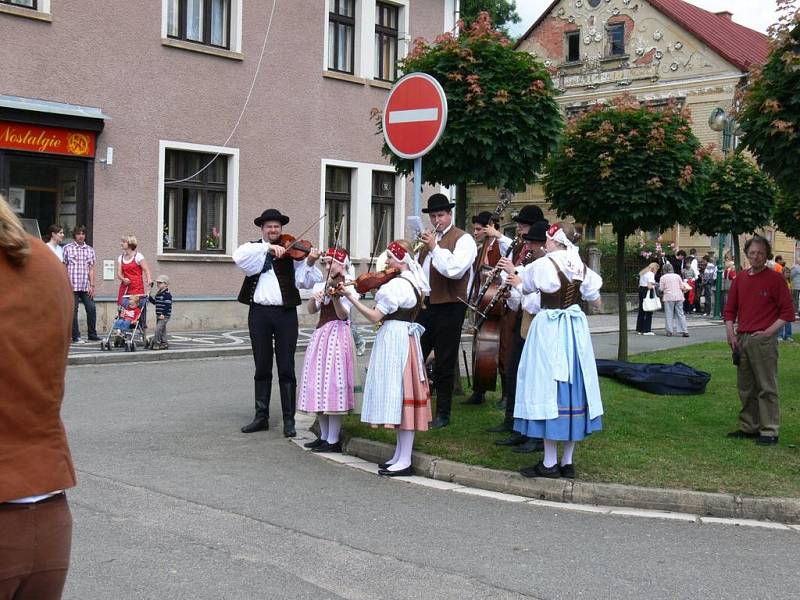 Z bělohradských Slavností písní a tanců Pod Zvičinou.