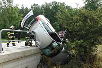 Po nehodě u Červené Třemešné zůstal automobil viset z mostku.