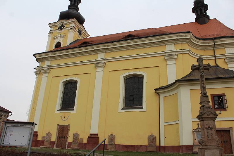 Barokní křížová cesta z roku 1772 v Pecce na Jičínsku se nachází v centru města na zdi kostela Svatého Bartoloměje. Tvoří ji kamenné reliéfy od Josefa Ledra, řezbáře a kameníka z Prahy. Původně byly vsazeny do hřbitovní zdi kolem kostela a po zrušení hřbi