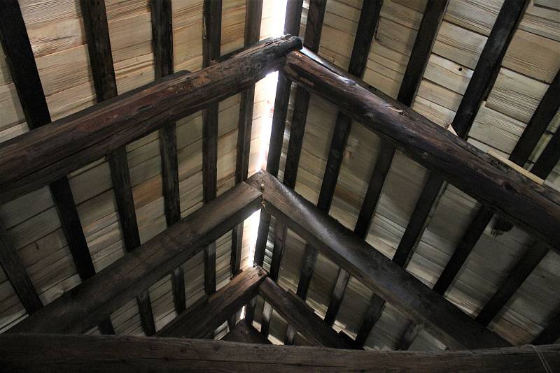 Šindelová střecha musí mít ve hřbetu škvíru na větrání.