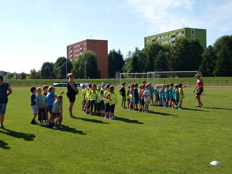 Fotbalový turnaj mateřských škol na jičínském stadionu.